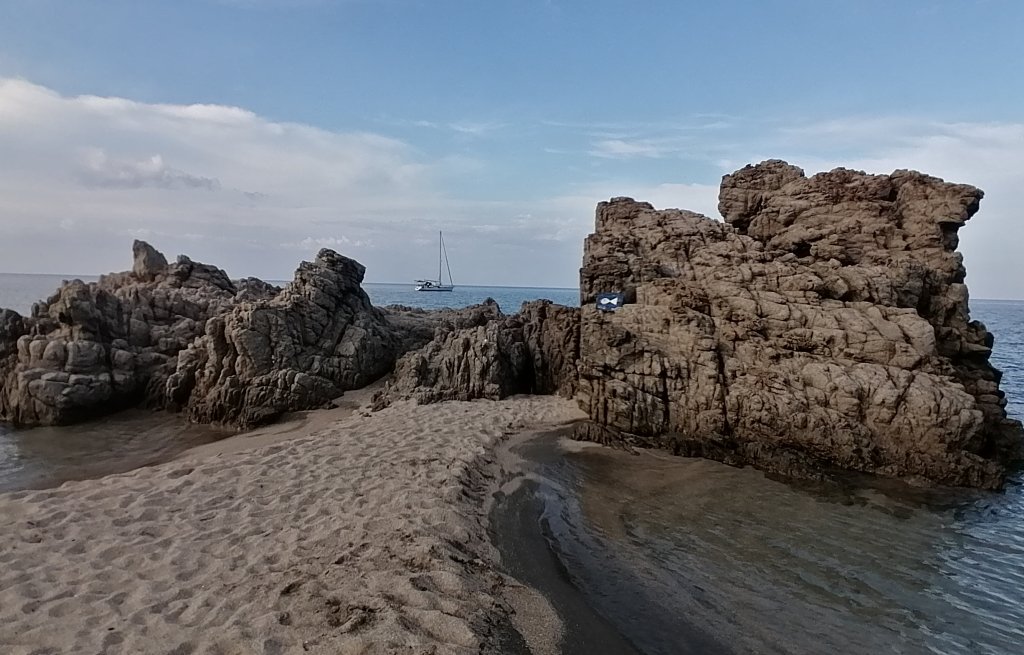 Das einzige Schiff in der Bucht, Westküste Sardinien Juni 2023.