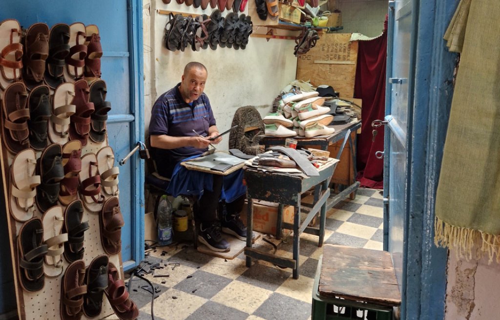 Schuhmacher in der Marktstrasse von Kairouan.
