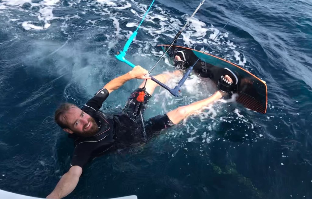 Kleine Kitesession für Thierry vom Schiff aus.