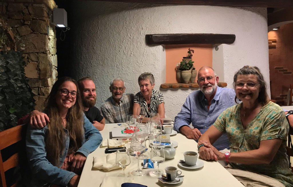 Familie Schaller & Müller an einem Tisch.