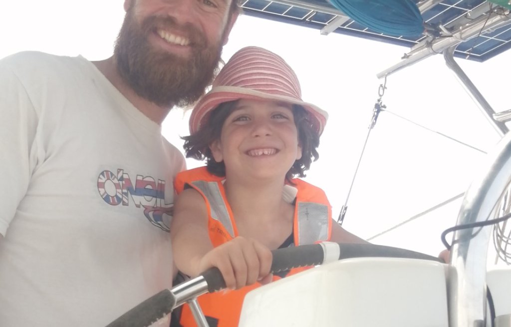 Der Captain mit seinem Göttimeitli Camille.