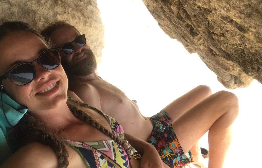 Kleine Siesta unter einem Felsen.