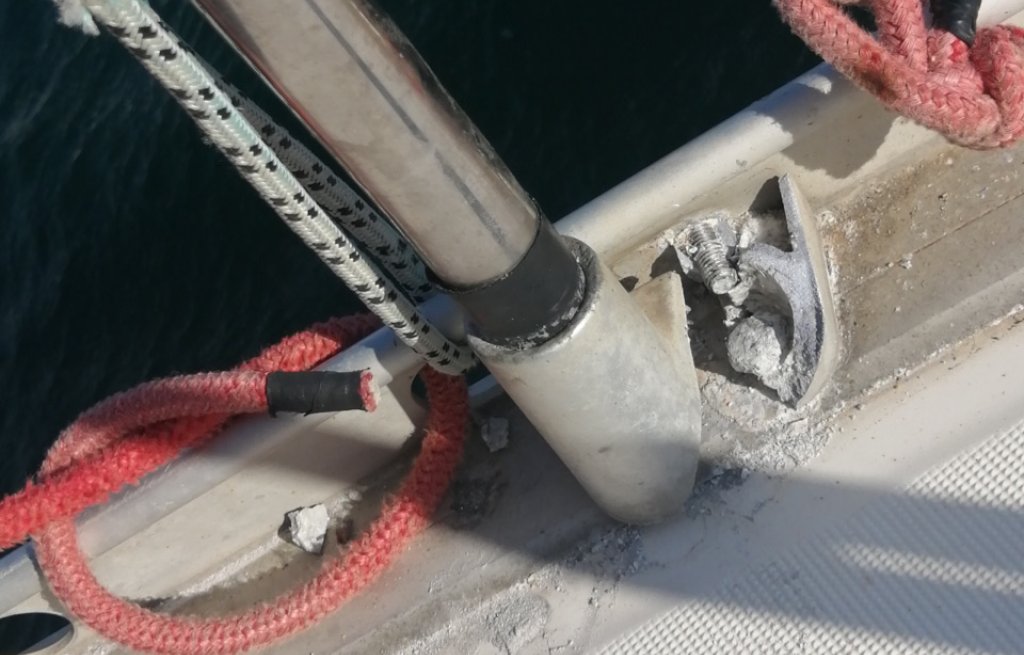 Gebrochener Fuss der Reeling Stütze.