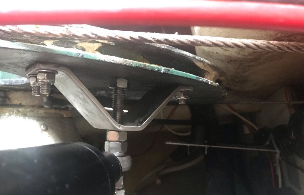 Autopilot verstärken im Hafen in Ibiza.