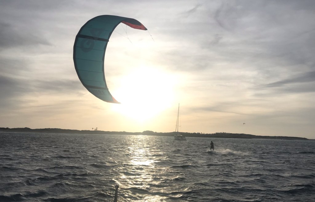 Kitesession zum Sonnenuntergang.