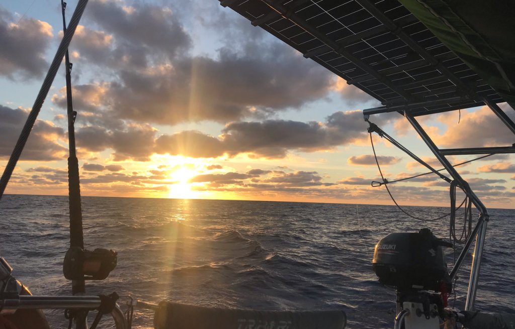 Sonnenaufgang auf See.