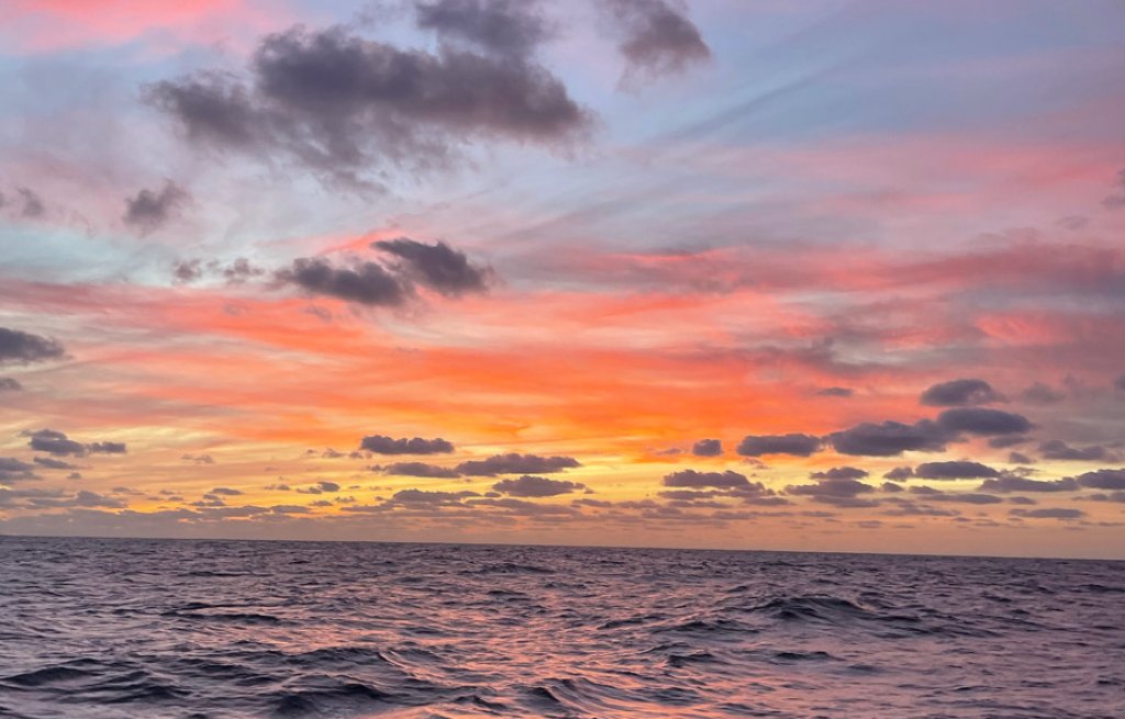 Erster Sonnenuntergang der Überfahrt.