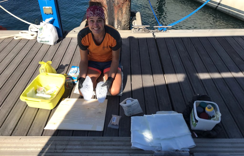 Vorbereiten von 10 Glasfasermatten für die Reparatur.