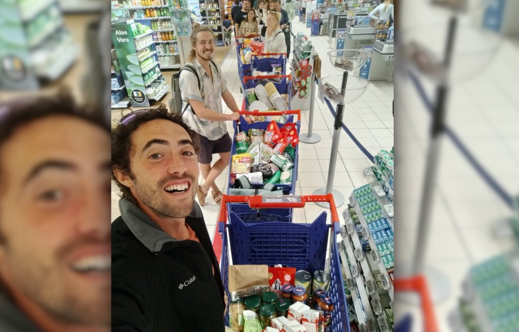 Grosseinkauf, 6 Wagen voll mit Proviant.