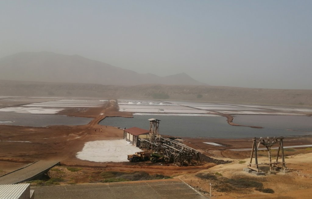 Die Saline im Vulkankrater, mit Saharasand in der Luft.