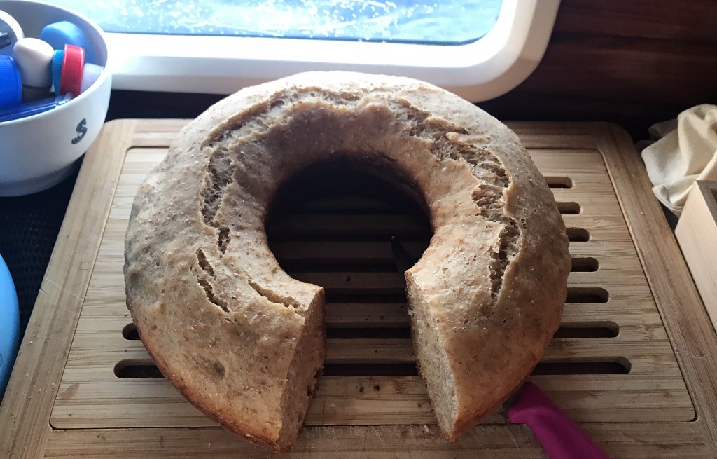 Frisch gebackenes Brot zum Frühstück.