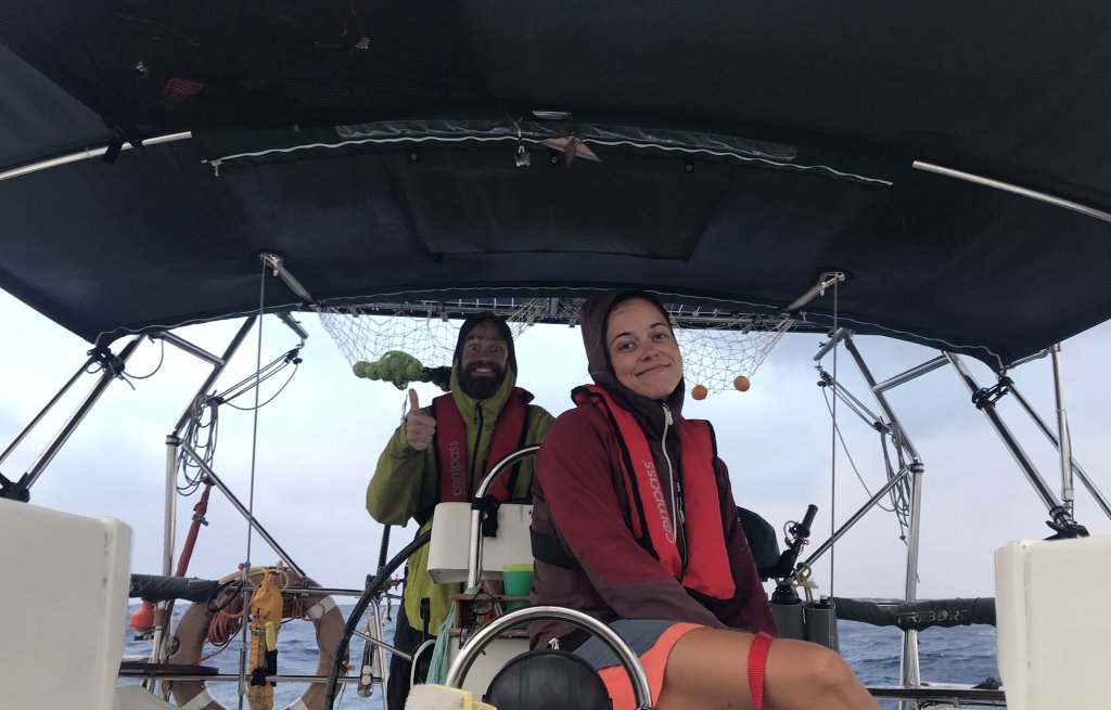 Die ersten morgendlichen Squalls waschen unser Boot sauber.
