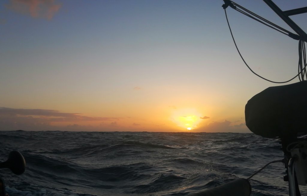 Der letzte Sonnenaufgang dieser Atlantiküberquerung.