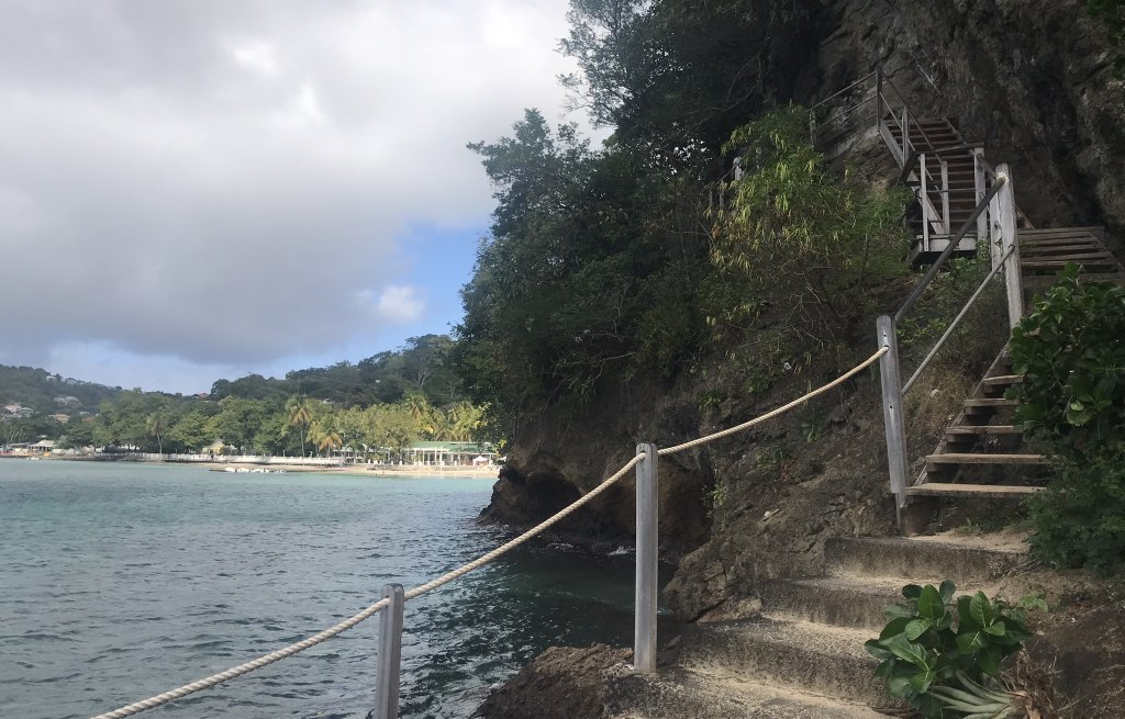 Gepflegter Weg um die Bucht.