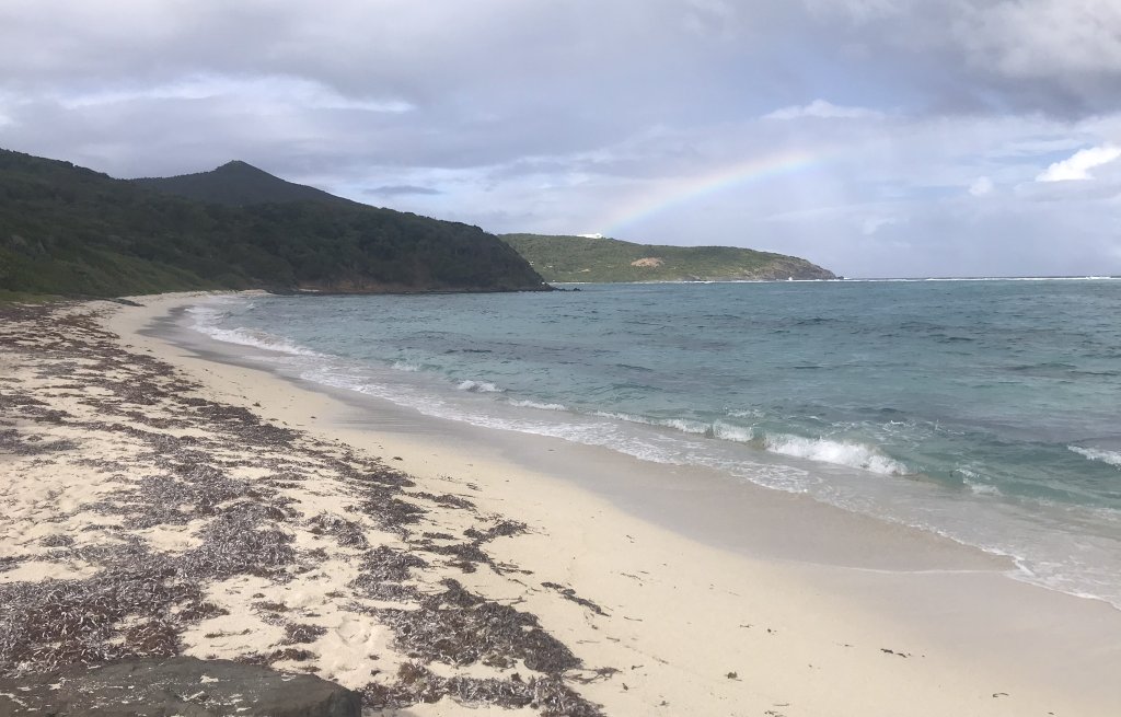 Einsamer Strand auf der anderen Seite.