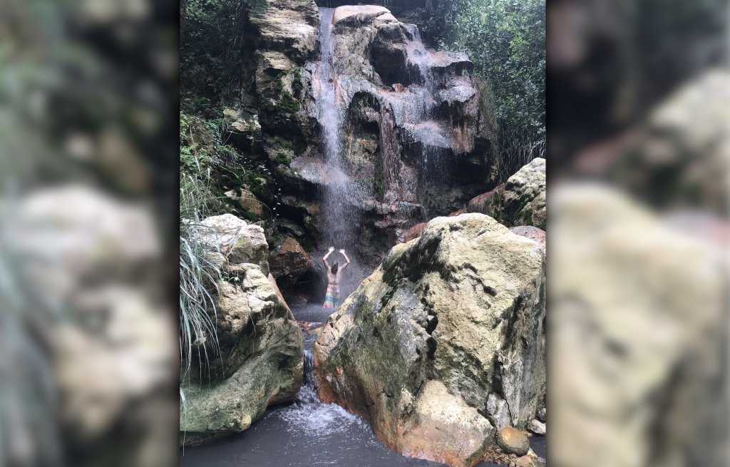 Thierry im schwarzen Wasserfall.