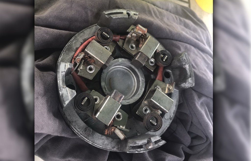 Deckel mit Kohlebürsten.