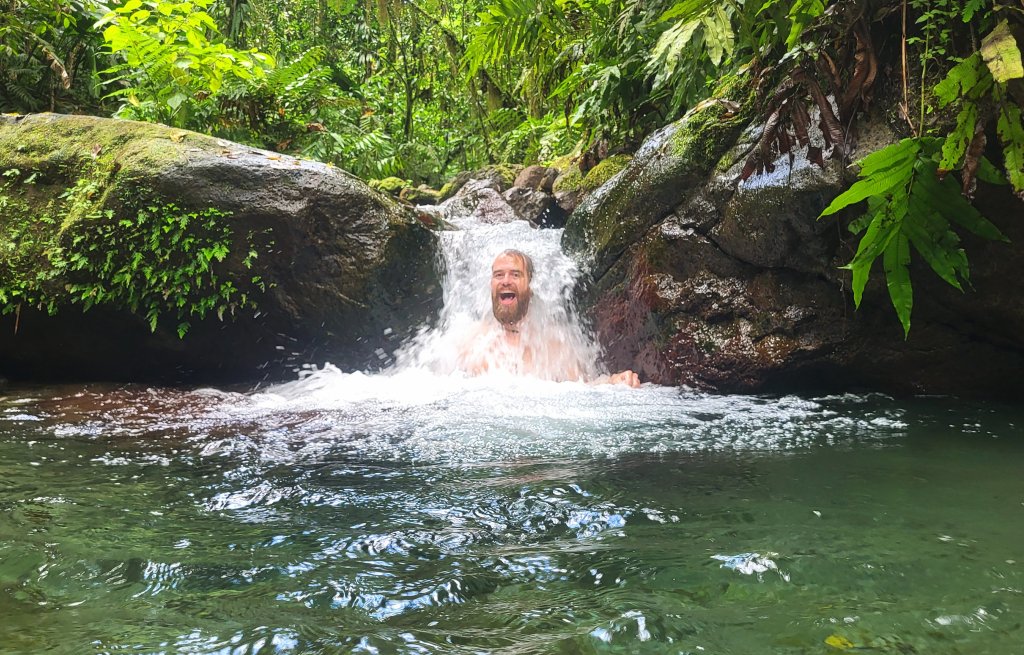 Thierry in der Wasserfalldusche.