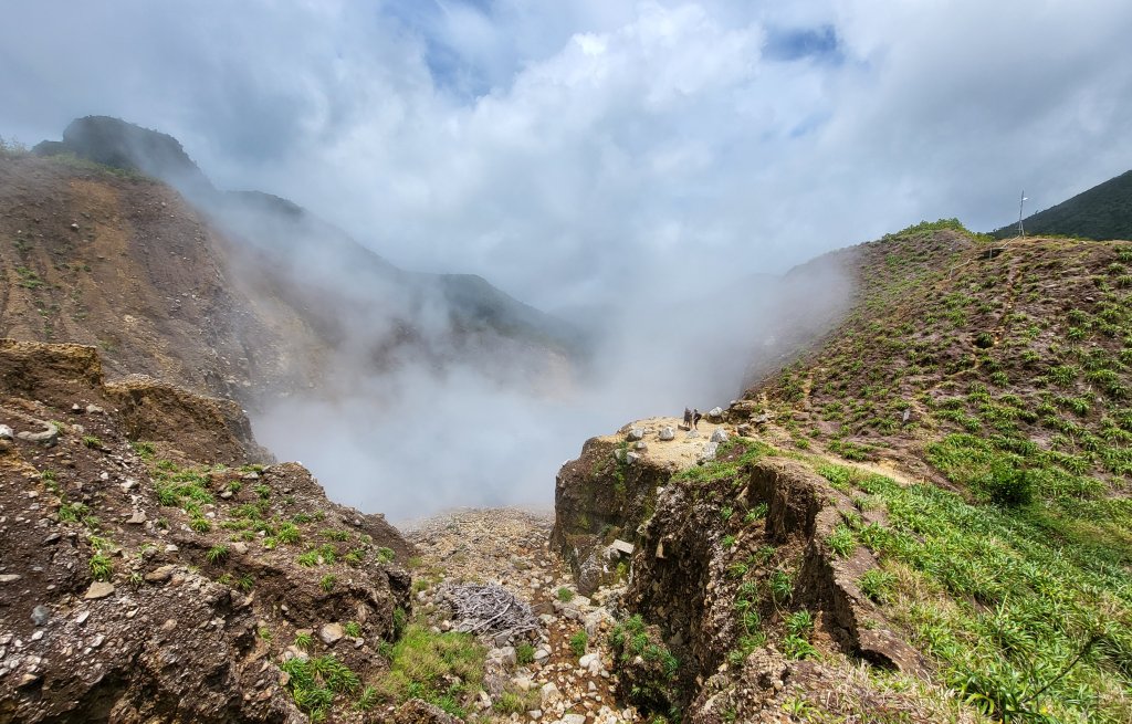 Da liegt er, der Boiling lake.