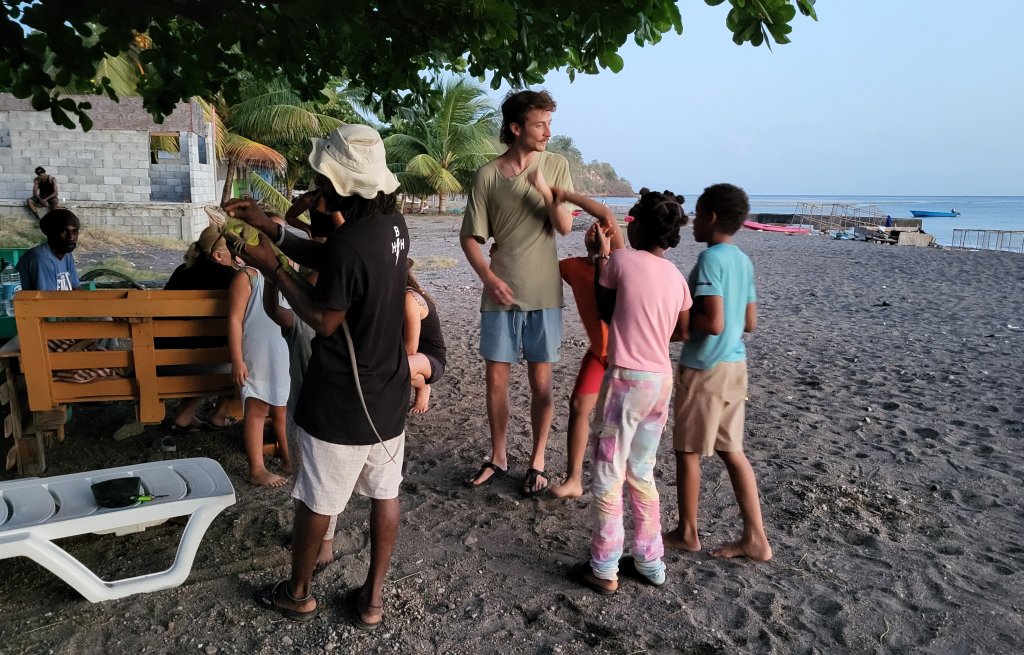 Filipo ganz casual mit Leguan.
