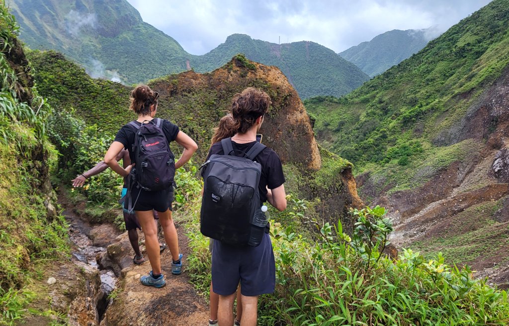 Der erste Pass geschafft, es geht hinunter.