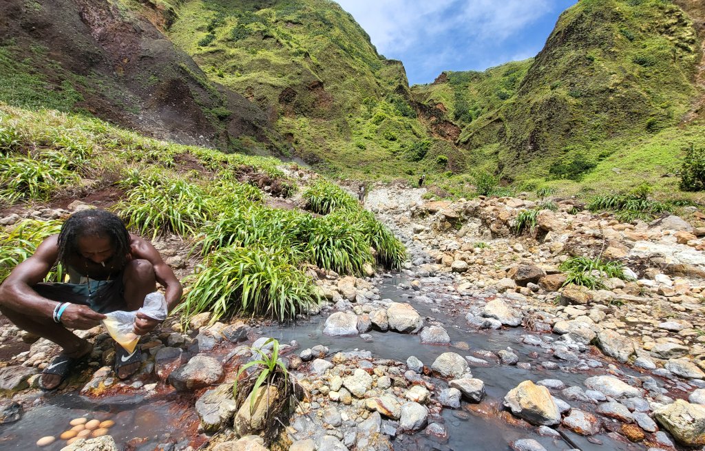 Eier Kochen im heissen Bach.
