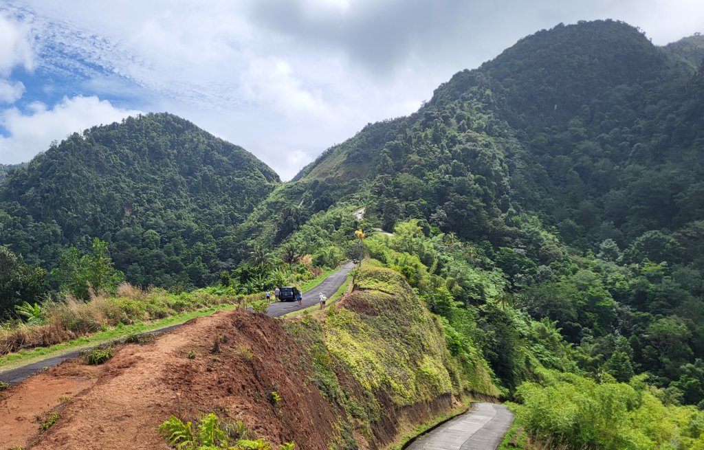 Auf dieser Strasse fahren wir durch die bergige Landschaft.