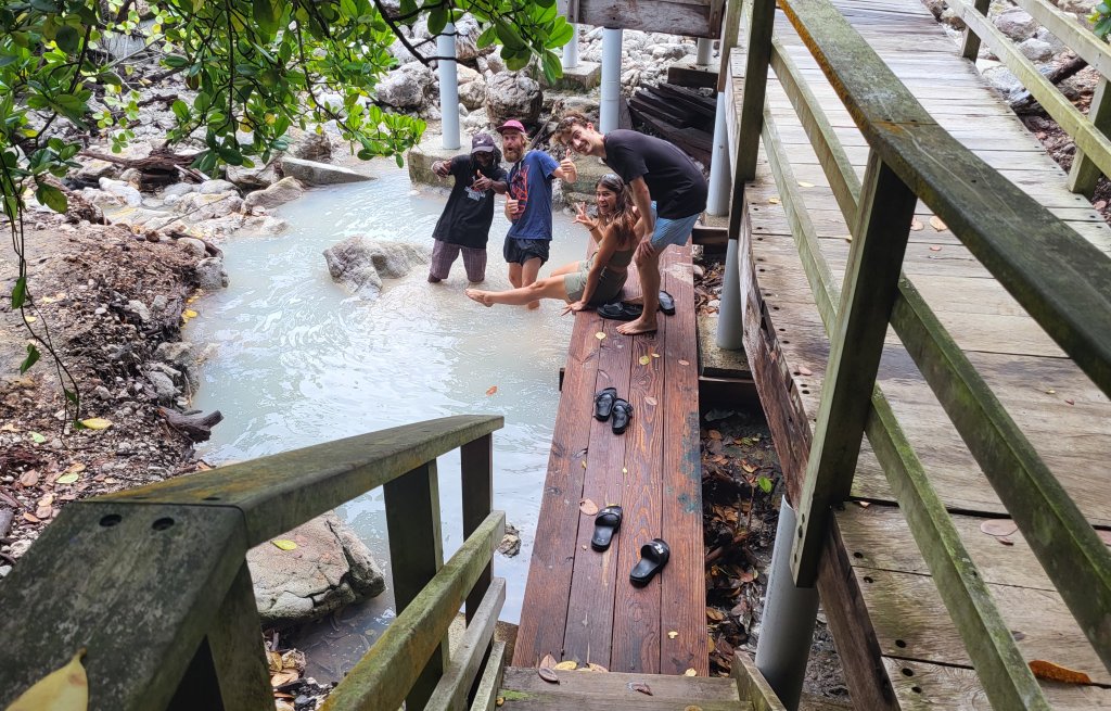 Füsse baden in der weissen Sulfatquelle.