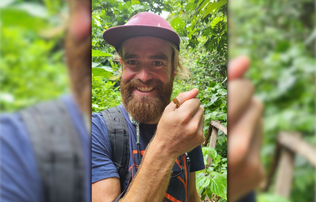 Thierry folgt Filipos Beispiel und fängt einen Gecko.