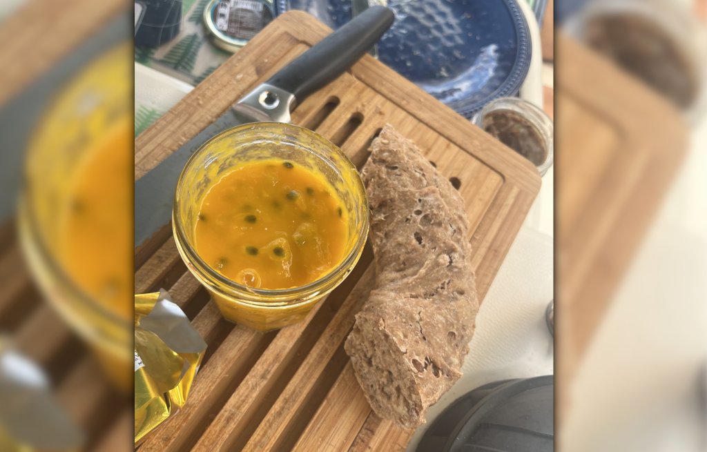 Selbstgebackenes Brot mit selbstgemachter Maracuja-Marmelade.