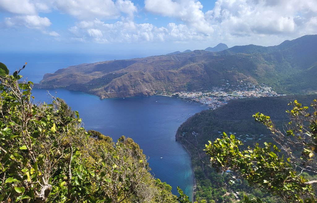 Ausblick von der Mitte des Aufstiegs. Cervino in der Bucht.