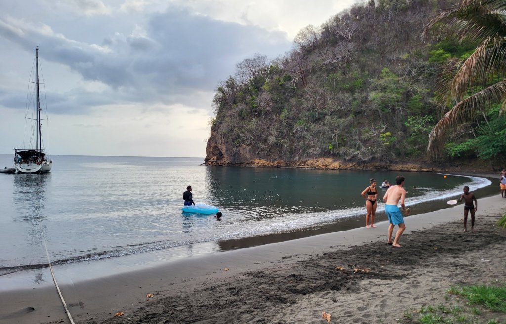 Spielen am schwarzen Strand mit den einheimischen Kindern.