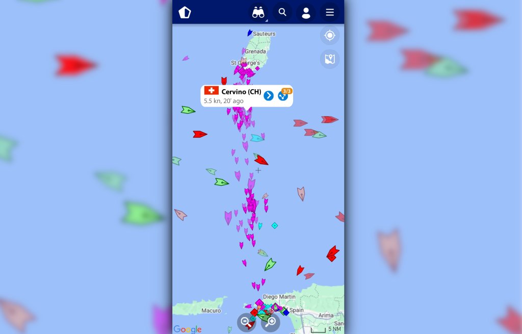 Die Beryl-Escape-Regatta auf Marine Traffic: Pinke Pfeile sind Segelboote wie wir. Cervino mitten drin.
