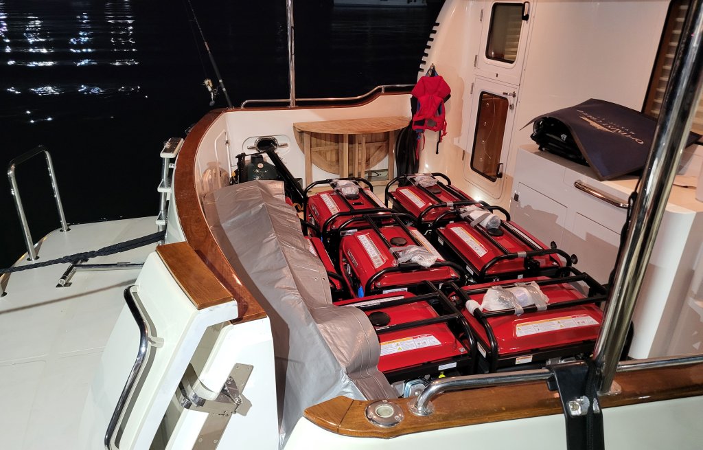 Eine Motoryacht bringt diese Generatoren nach Carriacou.
