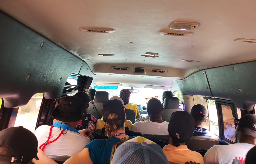 Eine ganz normale Busfahrt in Grenada.
