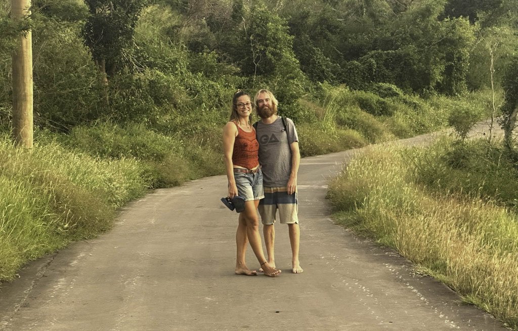 Captain & Capitana unterwegs auf den Hügel in Mayreau.