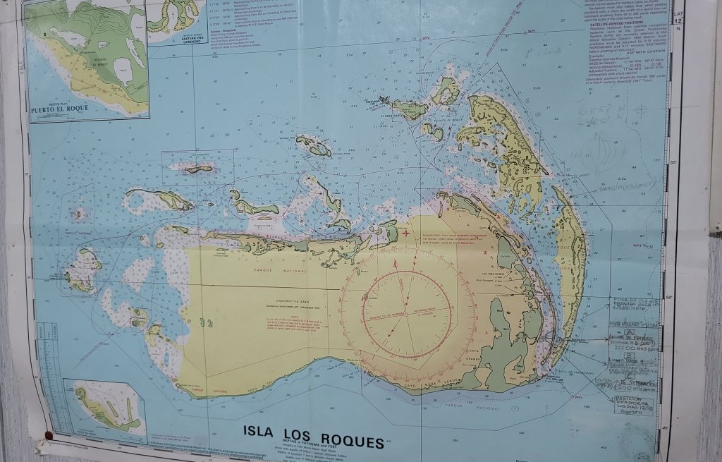 Übersichtskarte Los Roques Archipel. Barriereriff rechts, grosse Lagune in der Mitte.