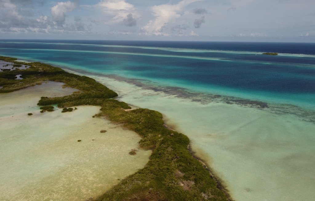 Der kleine weisse Punkt links vor der kleinen Insel ist Cervino. Davor liegt das Barriereriff.