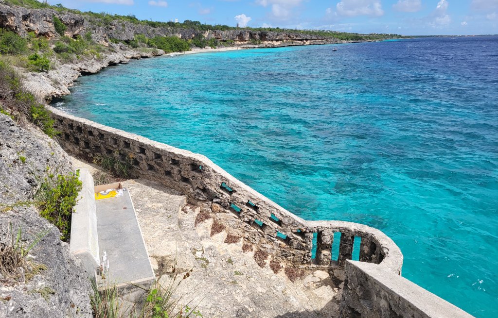 Das Wasser entlang der felsigen Küste Bonaires ist kristallklar.