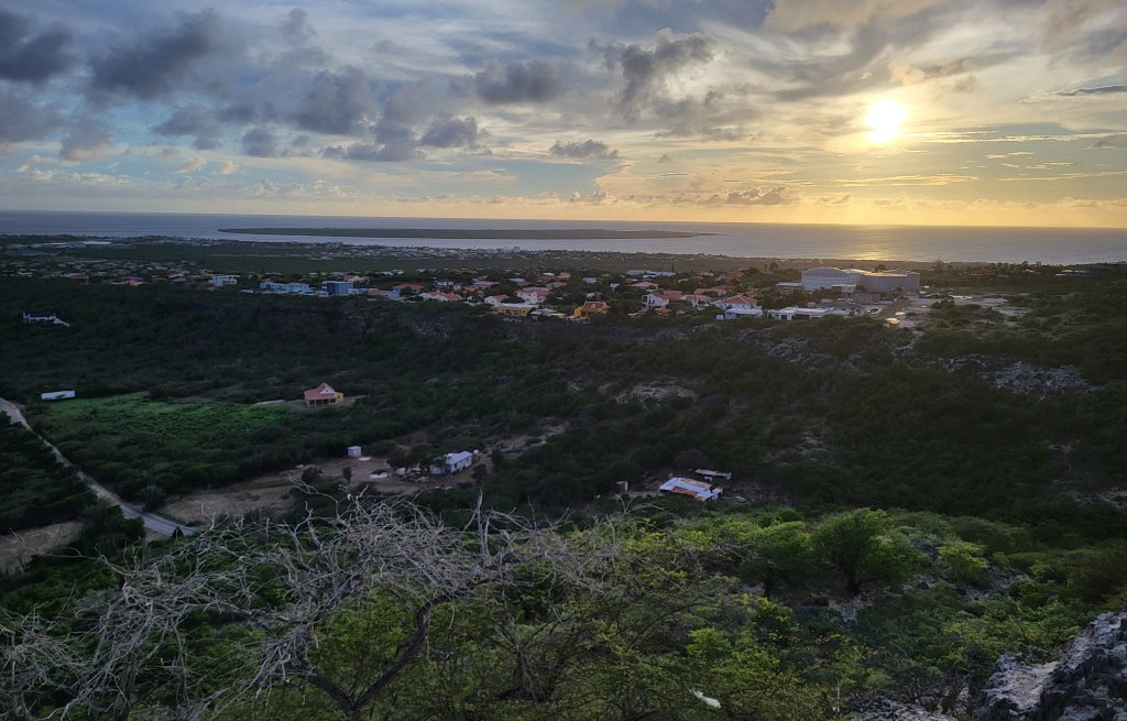 Schöne Aussicht auf klein Bonaire im Sonnenuntergang.