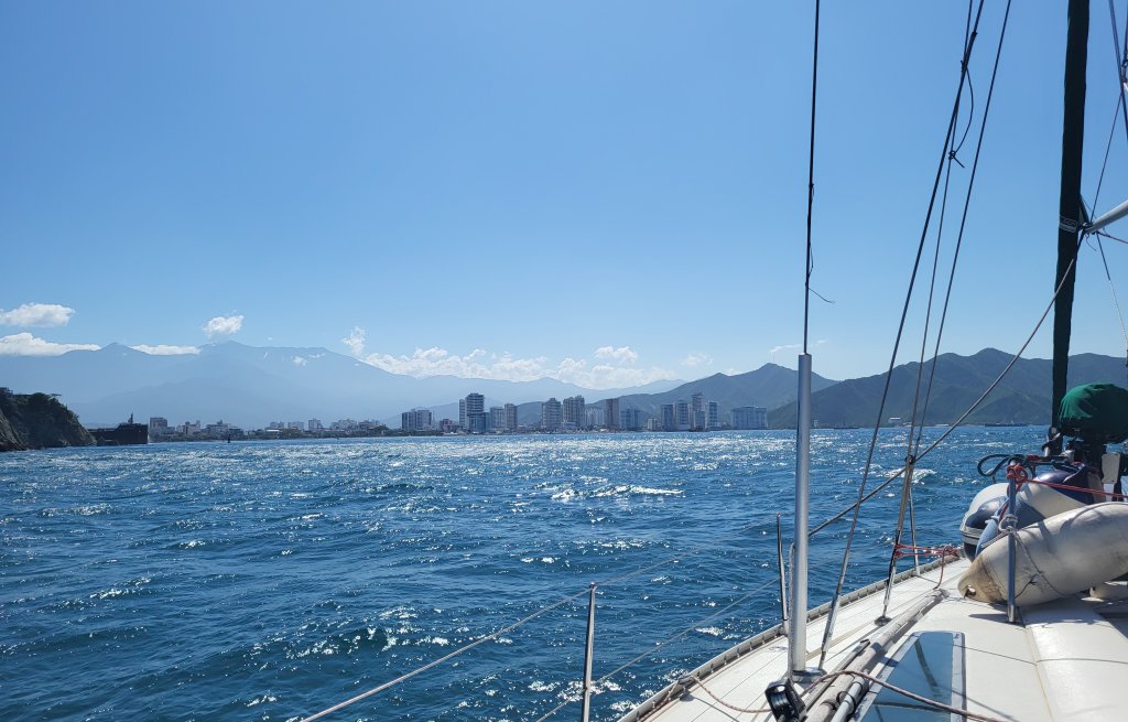 Willkommen in Kolumbien - die Skyline von Santa Marta, Sierra Nevada im Hintergrund.