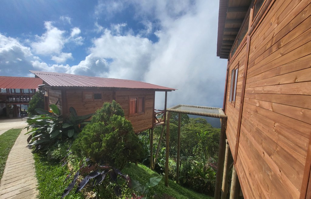 Neben jedem Bungalow hat es so ein Trampolin zum liegen.