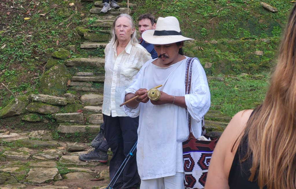 Ein Indigener Tourguide mit seinem Kalkstäbli.