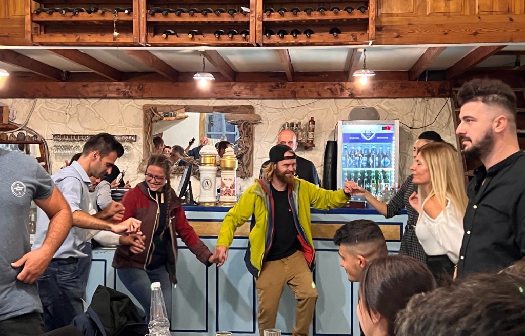 Sirtaki tanzen auf der Season End Party in Milos.