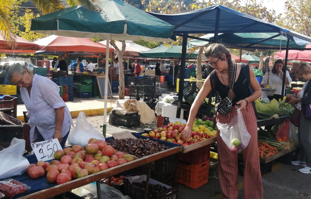 Obst und Gemüse tanken am Markt in Kalamata.