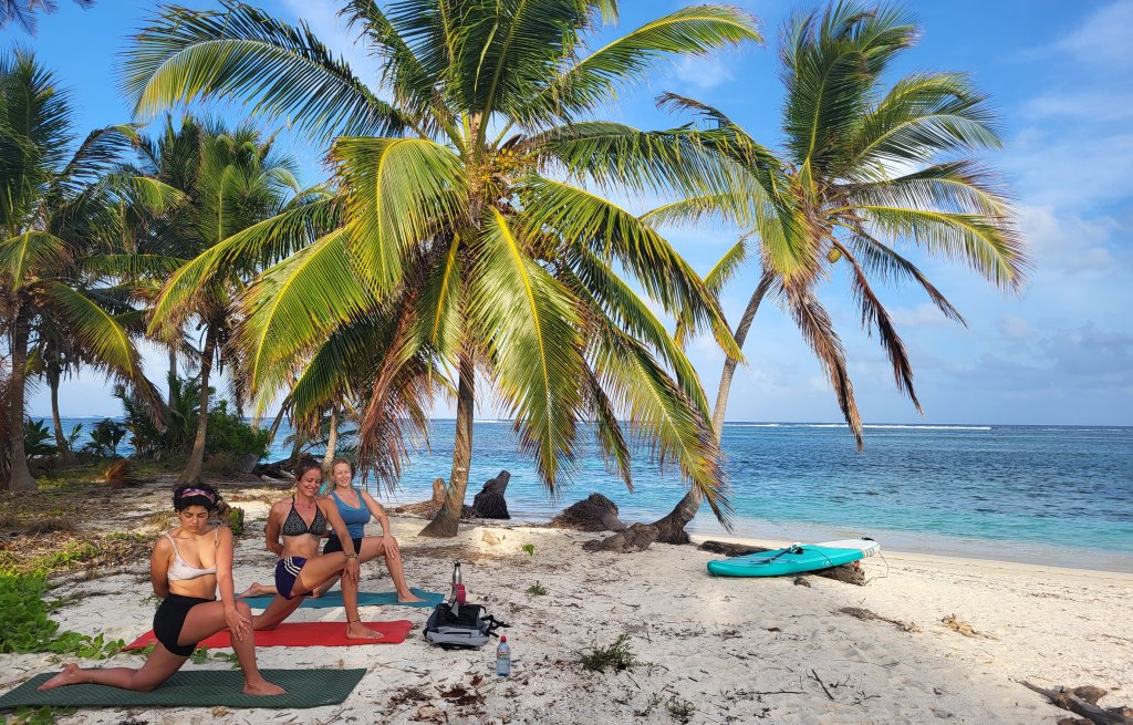 Yoga mit den Mädels am Strand.