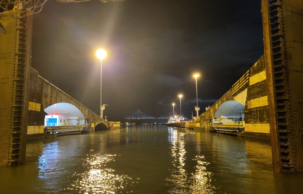 Die erste Schleuse geht hinter uns zu...