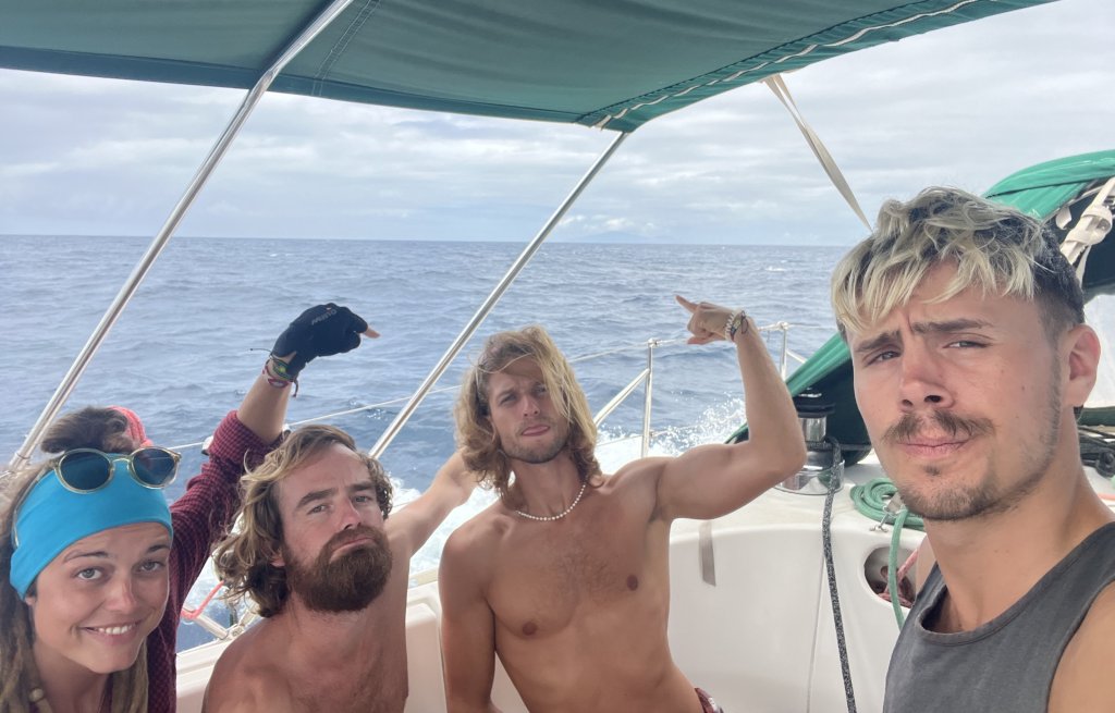 Der Kater danach, wir versuchen auf die Galapagosinsel am Horizont zu zeigen.