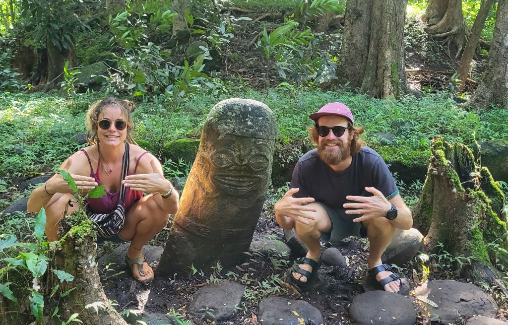Auf dem Weg begegnen wir überall Tikis, hier vorwiegend aus Stein, da die Kolonialisten viele hölzerne Tikis verbrant haben.