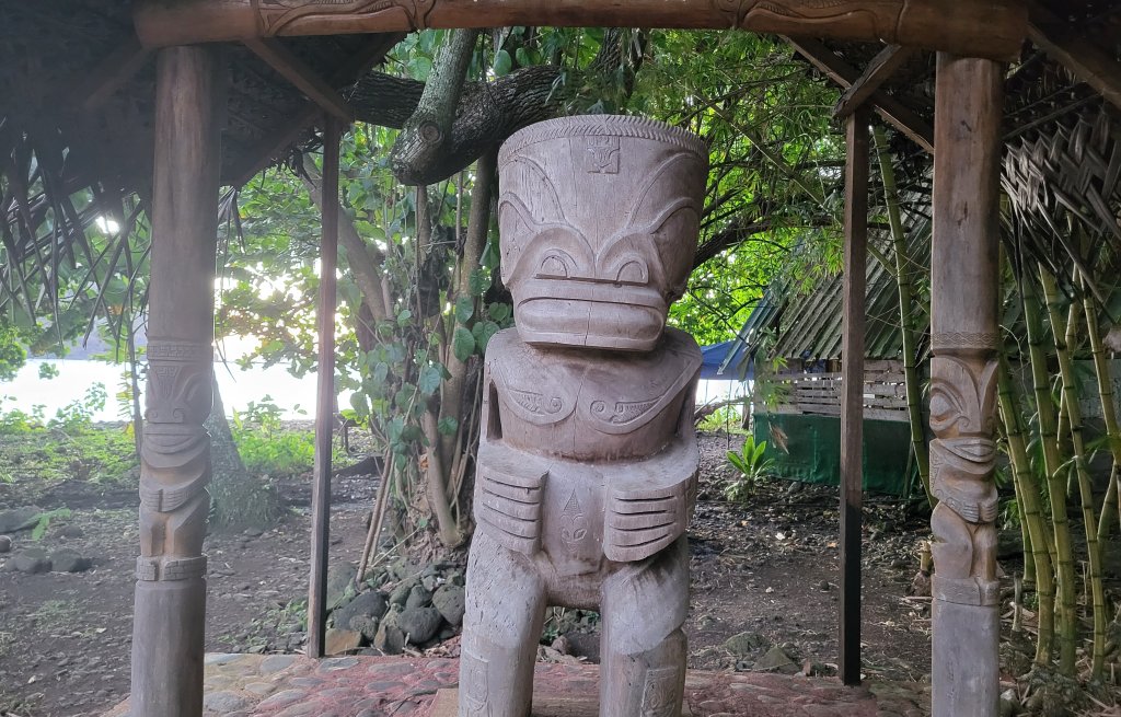 Wieder werden wir von Tikis bewacht, diesmal in Holz geschnitzt.